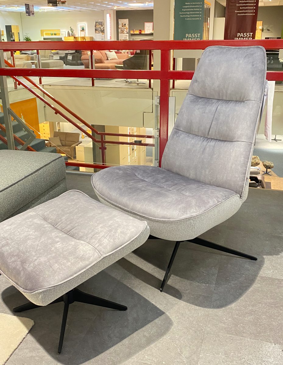 Sessel mit Hocker